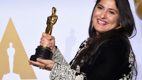 Director Sharmeen Obaid-Chinoy poses with her Oscar for Best Documentary Short Subject during the 88th Oscars in Hollywood on February 28, 2016.  (AFP/Robyn Beck) 