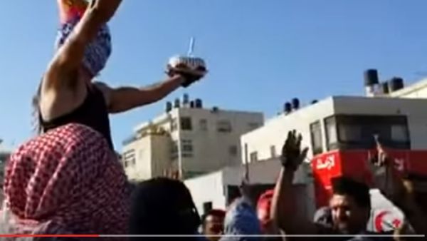 حفل عيد ميلاد وسط المواجهات مع القوات الاسرائيلية