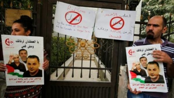 تظاهرة فلسطينيين امام مقر الصليب الاحمر في رام الله بالضفة الغربية دعما للمعتقلين المضربين عن الطعام في سجون اسرائيل

