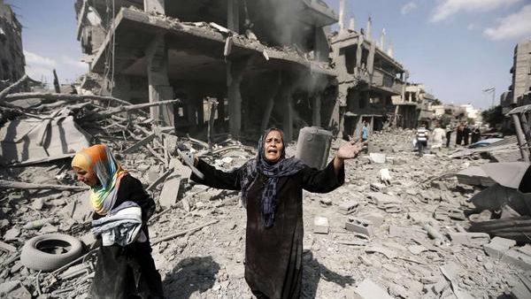 A Palestinian woman reacts at seeing destroyed homes in the northern district of Beit Hanun in the Gaza Strip during an humanitarian truce on July 26, 2014. (AFP/Mohammed Abed)