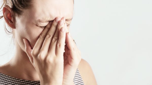 عليك بالماء فهو يجعل المخاط سائل مما يقلل نسبيا من إنسداد الأنف