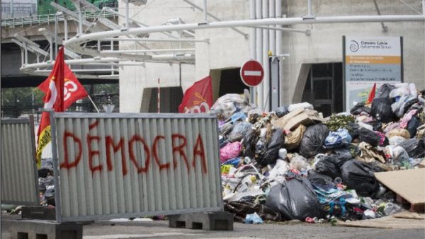 القمامة تتراكم في باريس