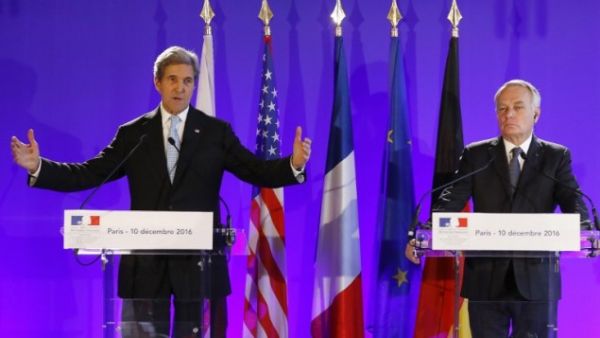 US Secretary of State John Kerry, left, and France's Foreign Minister Jean Marc Ayrault at a press conference after a meeting in Paris on December 10, 2016. (AFP/Patrick Kovarik)
