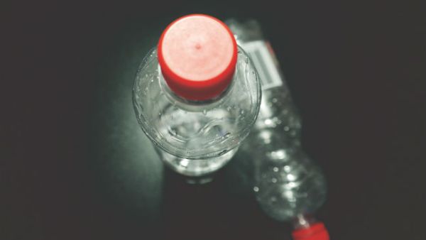 زجاجات مياه الشرب المستخدمة لفترة طويلة تشكل خطورة كبيرة على الصحة (pexels.com)