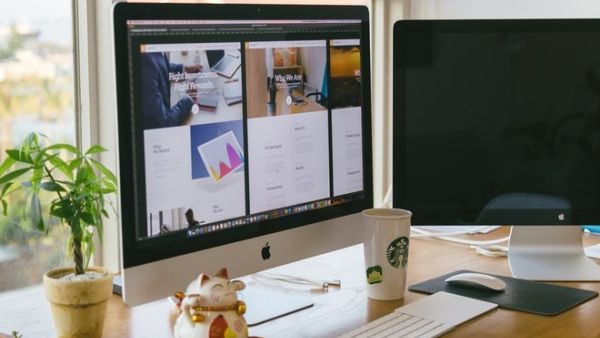 Shopping through social media platforms has surely become a very common thing, and every single day we find a store that pops up and steals our hearts. (Pexels)