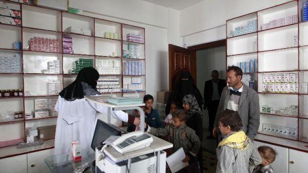 A Yemeni family receives Thalassaemia medications at a pharmacy from the Yemen Association for Thalassaemia and genetic blood disorders, in the capital Sanaa, on March 2, 2016. (AFP/Mohammed Huwais)