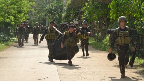 Philippine soldiers carry a body bag containing the body of a member of militant group Abu Sayyaf after their armed encounter at the village of Bongkaong, Patikul town, Sulu province on the southern island of Mindanao on August 26, 2016. (AFP/Stringer)