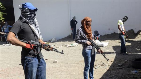 Kurdistan Workers’ Party (PKK) militants stand behind a barricade during clashes with Turkish forces in the Bismil district of Diyarbakir Province, September 28, 2015. (AFP/File)