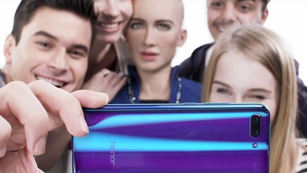 تحتفل هونر وصوفيا بتعاونهما معاً من خلال مقطع فيديو يظهر الروبوت فيما تستخدم صوفيا هاتف Honor10 وتستعرض وظائفه الرائعة في التصوير باستخدام تقنيات الذكاء الاصطناعي.