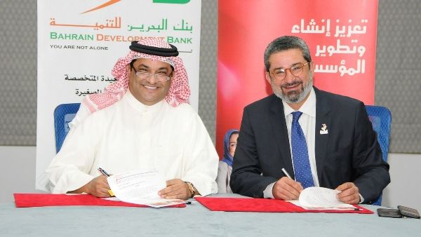 Mr Al-Aujan and Mr. Al-Amin signing the agreement Mr Al-Aujan and Mr. Al-Amin signing the agreement
