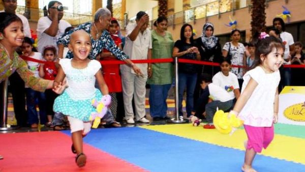 أطفال يلعبون ضمن فعاليات مفاجآت صيف دبي