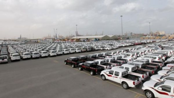 ميناء جبل علي يستقبل يومياً مئات السيارات والباصات والآليات على أنواعها