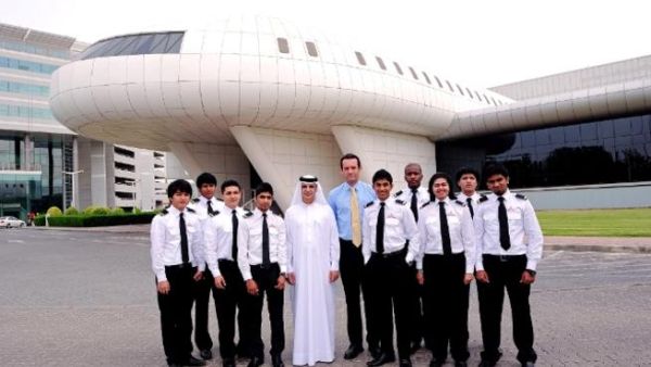 الدكتور أحمد العلي، مدير كلية الإمارات للطيران، يتوسط الدفعة الأولى من طلبة برنامج EASA للحصول على رخصة طيار تجاري الدكتور أحمد العلي، مدير كلية الإمارات للطيران، يتوسط الدفعة الأولى من طلبة برنامج EASA للحصول على رخصة طيار تجاري