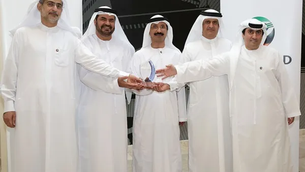 سعادة سلطان أحمد بن سليّم رئيس مجلس إدارة موانئ دبي العالمية، وسعادة جمال ماجد بن ثنية نائب رئيس مجلس الإدارة، ومحمد شرف المدير التنفيذي للمجموعة، ومحمد المعلم نائب الرئيس الأول ومدير عام إقليم الإمارات، ومحمد علي أحمد المدير التنفيذي للعمليات في الإمارات، يحملون الجائزة