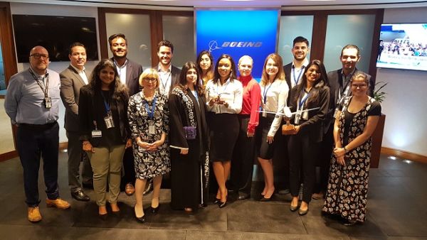 طلبة جامعة الإمارات للطيران يشاركون في برنامج بوينج الإرشادي طلبة جامعة الإمارات للطيران يشاركون في برنامج بوينج الإرشادي