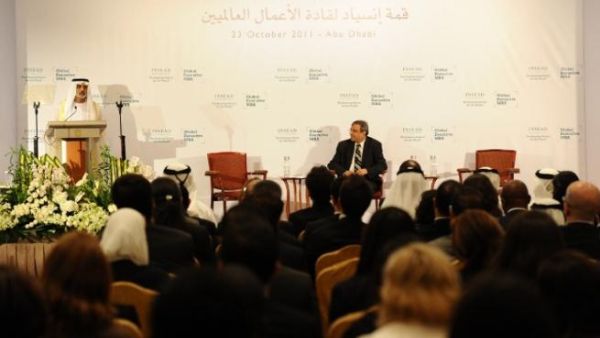 الشيخ نهيان بن مبارك آل نهيان وزير التعليم العالي والبحث العلمي، وديباك سي جين عميد إنسياد الشيخ نهيان بن مبارك آل نهيان وزير التعليم العالي والبحث العلمي، وديباك سي جين عميد إنسياد