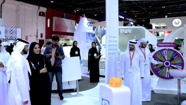 استقبل سموه ممثلون من الشركة الذين اطلعوا سموه على فرص العمل التي توفرها الشركة لشباب الإمارات، إضافة لبرامج التأهيل وتنمية المهارات، والمبادرات التي أطلقتها الشركة لتعزيز كفاءات الشباب.