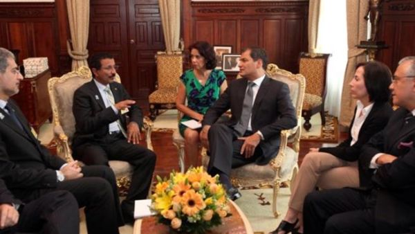 الرئيس الاكوادوري رافاييل كوريا خلال لقائه سعادة سلطان أحمد بن سليم، رئيس مجلس إدارة موانئ دبي العالمية، ومحمد شرف، المدير التنفيذي للمجموعة، موانئ دبي العالمية بحضورعدد من المسؤولين من موانئ دبي العالمية وحكومة الاكوادور