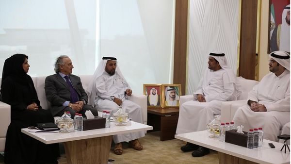 سعادة عبد الله المعيني مدير عام "مواصفات" خلال استقباله وفد حملة سلامة الطفل التابع للمجلس الأعلى لشؤون الأسرة في الشارقة وشركات محلية