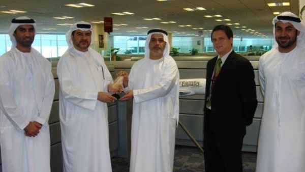 Saeed Mohammed Ahmad, Senior Vice President, Procurement & Logistics Airline Services at Emirates Airlines receives honorary trophy from Abdulrahman Qassim Al Ali, Commercial Sales Manager at Emarat Saeed Mohammed Ahmad, Senior Vice President, Procurement & Logistics Airline Services at Emirates Airlines receives honorary trophy from Abdulrahman Qassim Al Ali, Commercial Sales Manager at Emarat
