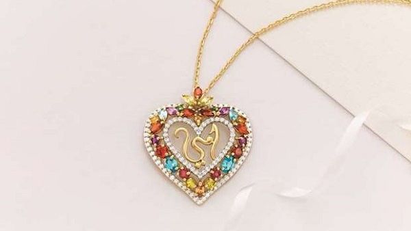 This Mother’s Day make your mom feel unique by gifting her diamond and 18k gold jewellery pendants specially designed for the special occasion by Malabar Gold & Diamonds. This Mother’s Day make your mom feel unique by gifting her diamond and 18k gold jewellery pendants specially designed for the special occasion by Malabar Gold & Diamonds.