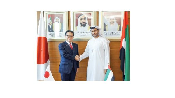 الهاجري وسيكو يتصافحان خلال اللقاء