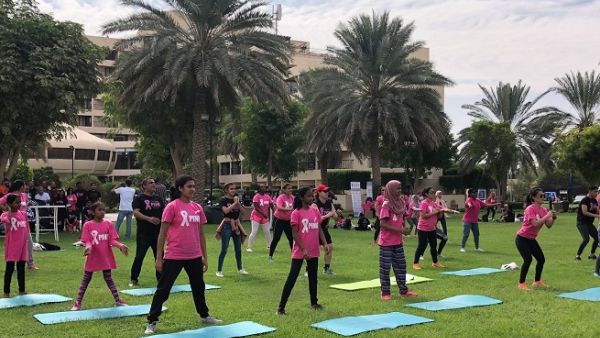 انضم فريق عمل المنتجع للمشاركين في هذه المسيرة التضامنية التي تهدف إلى نشر الوعي حول سرطان الثدي