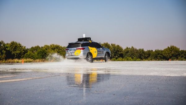 The demonstration was then taken further by fully obscuring the driver’s windscreen, leaving him to navigate the track using the live feed from a 4K video camera to his VR headset.
