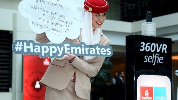 موظفو مجموعة الإمارات يشاركون في فعالية "الصورة 360 درجة" احتفالاً بيوم السعادة العالمي حيث قاموا بتحميلها على تطبيق إنستغرام موظفو مجموعة الإمارات يشاركون في فعالية "الصورة 360 درجة" احتفالاً بيوم السعادة العالمي حيث قاموا بتحميلها على تطبيق إنستغرام