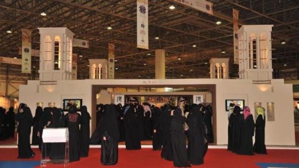 جانب من امهات الخوانيج اللائي شاركن في لوحة نسيج الولاء