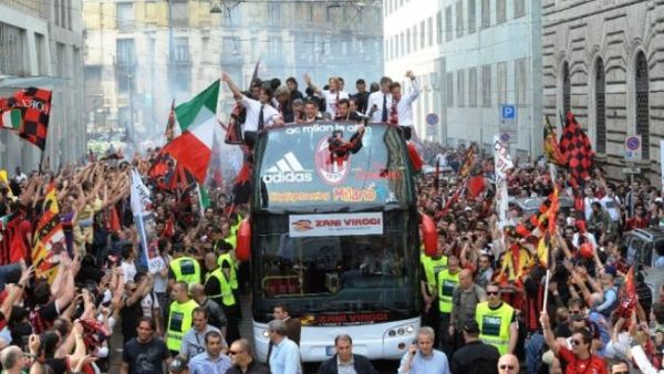 لبست مدينة ميلانو الإيطالية ألوان الأحمر والأسود وغطت سماءها سلسلة مبهرة من الألعاب النارية لتحتفل بفوز فريقها