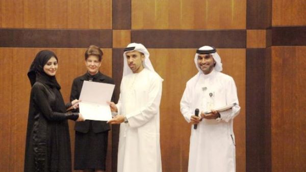 إحدى الطالبات المكرمات تستلّم جائزتها