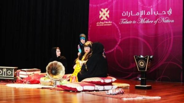 لقطة من المسرحية التي تم عرضها في مهرجان في حب أم الإمارات لقطة من المسرحية التي تم عرضها في مهرجان في حب أم الإمارات