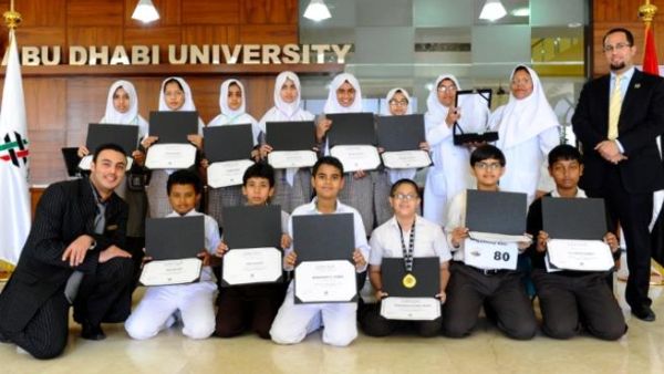 طلاب الصف الخامس والسادس من 16 مدرسة خلال مسابقة التهجئة الأولى في جامعة أبوظبي طلاب الصف الخامس والسادس من 16 مدرسة خلال مسابقة التهجئة الأولى في جامعة أبوظبي