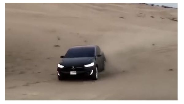 سيارة تيسلا نموذج X التي يبلغ سعرها نحو 250 ألف درهم، تخضع لاختبارات قاسية في صحراء دبي.