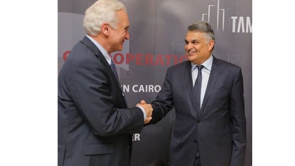 فرانسيس ريتشياردوني رئيس الجامعة وسعد الوزان رئيس شركة تعمير. فرانسيس ريتشياردوني رئيس الجامعة وسعد الوزان رئيس شركة تعمير.
