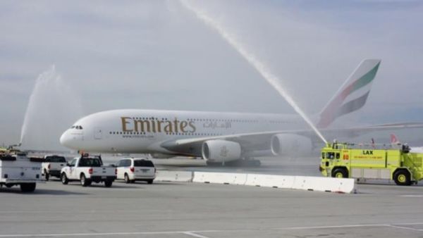 رشاشات المياه التقليدية تستقبل طائرة الإمارات A380 في مطار لوس أنجلوس رشاشات المياه التقليدية تستقبل طائرة الإمارات A380 في مطار لوس أنجلوس