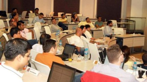 عبد المحسن إبراهيم يونس، المدير التنفيذي لقطاع الإستراتيجية والحوكمة المؤسسية بهيئة الطرق، يلقي محاضرة في مدرسة لندن للأعمال في دبي