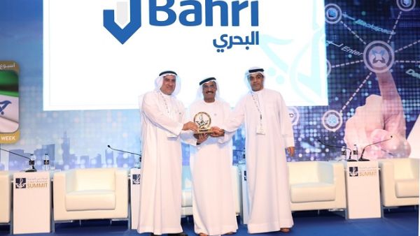الأستاذ عبدالله بن علي الدبيخيالرئيس التنفيذي لشركة البحري يستلم الجائزة الأستاذ عبدالله بن علي الدبيخيالرئيس التنفيذي لشركة البحري يستلم الجائزة