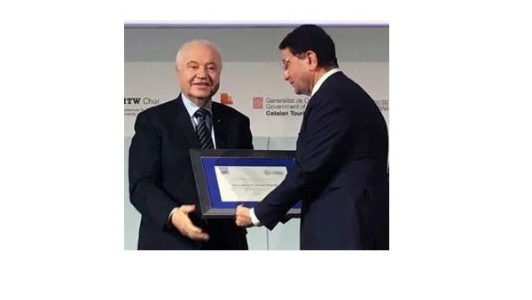 قدم الدكتور السالم درع الجامعة التكريمي إلى الدكتور أبوغزاله تقديرًا من الجامعة لجهوده وإنجازاته المتميزة على الصعيد الوطني والعربي والدولي. قدم الدكتور السالم درع الجامعة التكريمي إلى الدكتور أبوغزاله تقديرًا من الجامعة لجهوده وإنجازاته المتميزة على الصعيد الوطني والعربي والدولي.