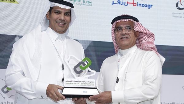Dr. Nabil bin Mohammed Al-Amoudi presented a commemorative plaque to Bahri, which was received on behalf of the CEO of the company by Ahmed Al-Ghaith, President of Bahri Logistics.