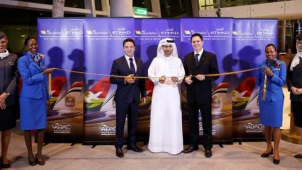 بيتر بومغارتنر، رئيس الشؤون التجارية بالاتحاد للطيران، مع كرامر بول، الرئيس التنفيذي لشركة طيران سيشل، ومحمد البلوكي الرئيس التنفيذي التجاري بشركة أبوظبي للمطارات أثناء الاحتفال بيتر بومغارتنر، رئيس الشؤون التجارية بالاتحاد للطيران، مع كرامر بول، الرئيس التنفيذي لشركة طيران سيشل، ومحمد البلوكي الرئيس التنفيذي التجاري بشركة أبوظبي للمطارات أثناء الاحتفال