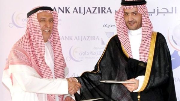 صاحب سمو الأمير سعود بن عبد الرحمن الفيصل آل سعود وسعادة المهندس طارق القصبي بعد توقيع الاتفاقية