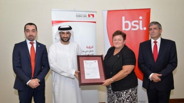 Al Janahi receiving the certificate