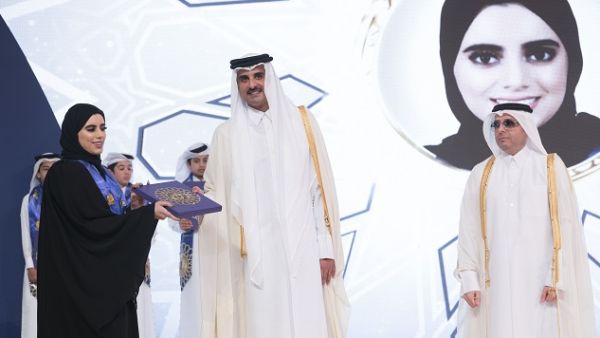 الخريجون الثلاثة تخرجوا من جامعة كارنيجي ميلون في قطر خلال عام 2017. الخريجون الثلاثة تخرجوا من جامعة كارنيجي ميلون في قطر خلال عام 2017.