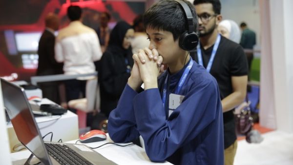 تتبنى "ألف" للتعليم نهجاً جديداً ومبتكراً في نقل المعارف والتعليم بهدف تعزيز حب الاطلاع والشغف بالمعرفة بين الطلاب.