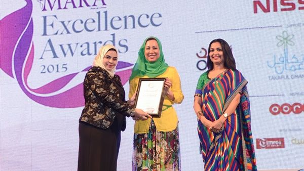 آمال بنت حسين اللواتية الرئيسة التنفيذية لقسم تجربة العملاء في Ooredoo تستلم الجائزة آمال بنت حسين اللواتية الرئيسة التنفيذية لقسم تجربة العملاء في Ooredoo تستلم الجائزة