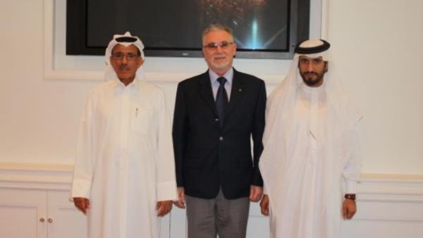 خلف الحبتور (يسار) وسفير البوسنة والهرسك في الإمارات العربية المتحدة والبحرين (وسط)