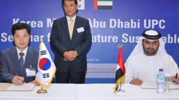 المهندس عامر حسين الحمادي، المدير التنفيذي للتخطيط والبنية التحتية في مجلس أبوظبي للتخطيط العمراني، والدكتور يو بيونج-كوان، مدير عام سياسات التخطيط الحضري في وزارة شؤون الأراضي والنقل والبحرية في كوريا المهندس عامر حسين الحمادي، المدير التنفيذي للتخطيط والبنية التحتية في مجلس أبوظبي للتخطيط العمراني، والدكتور يو بيونج-كوان، مدير عام سياسات التخطيط الحضري في وزارة شؤون الأراضي والنقل والبحرية في كوريا