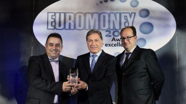 أندريه الصايغ الرئيس التنفيذي للبنك وكريم قروي ، مدير تدقيق الحسابات والمالية في بنك الخليج الأول يتسلمان الجائزة